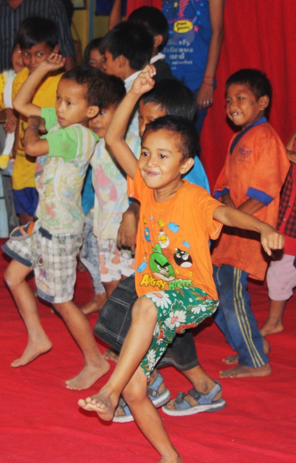 The kids of Steung Meanchey, Gangnam Style!